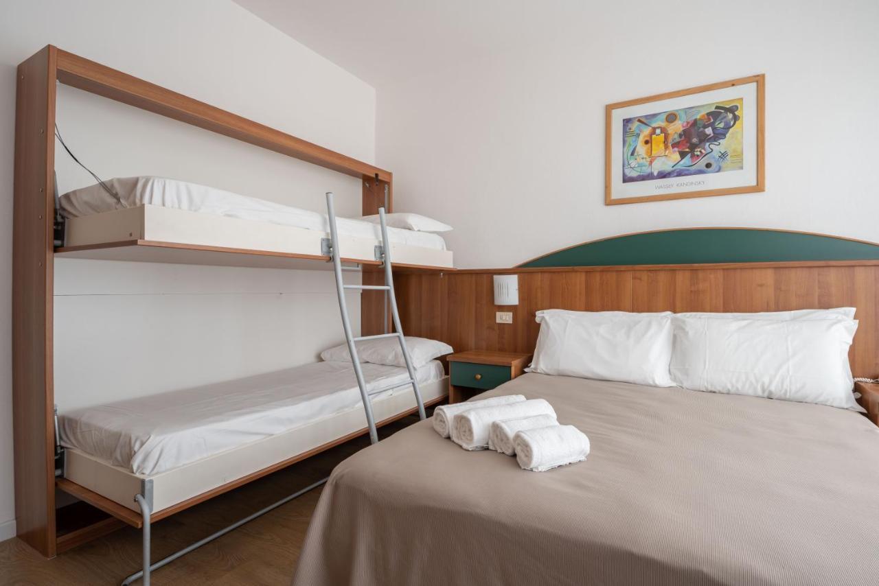 לידו די ג'סולו Hotel Boston 3 Stelle Superior Frontemare מראה חיצוני תמונה