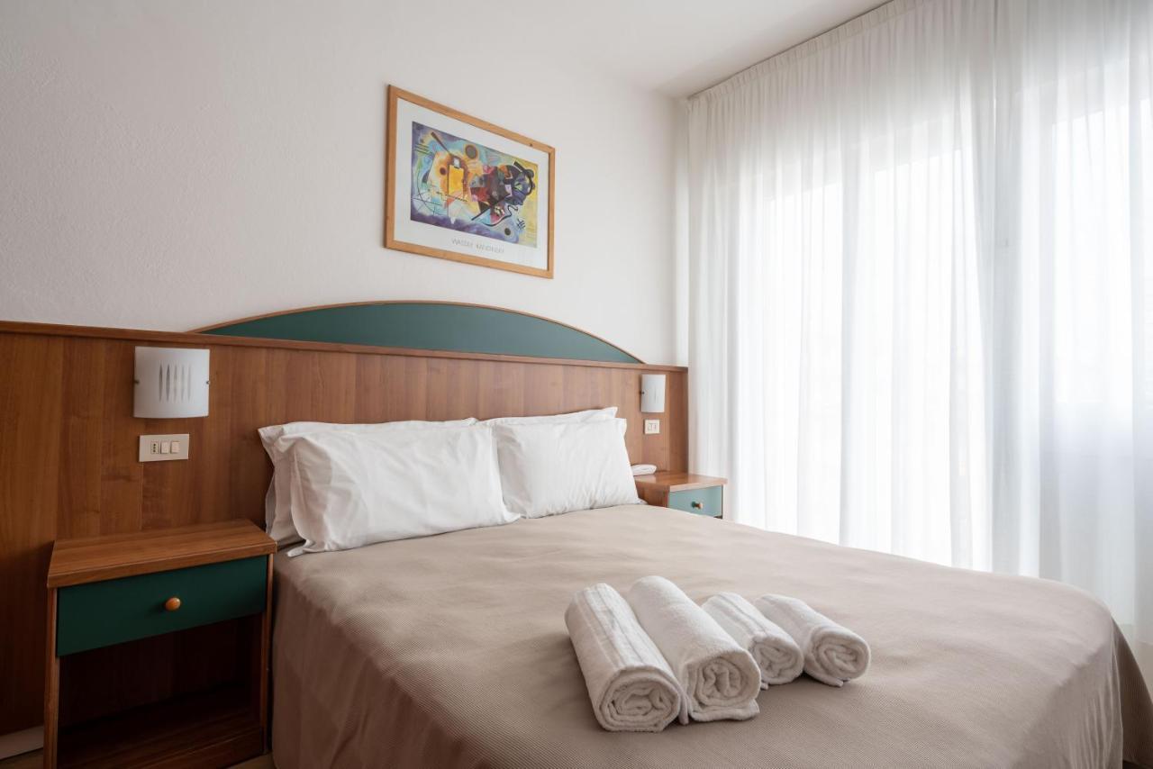 לידו די ג'סולו Hotel Boston 3 Stelle Superior Frontemare מראה חיצוני תמונה