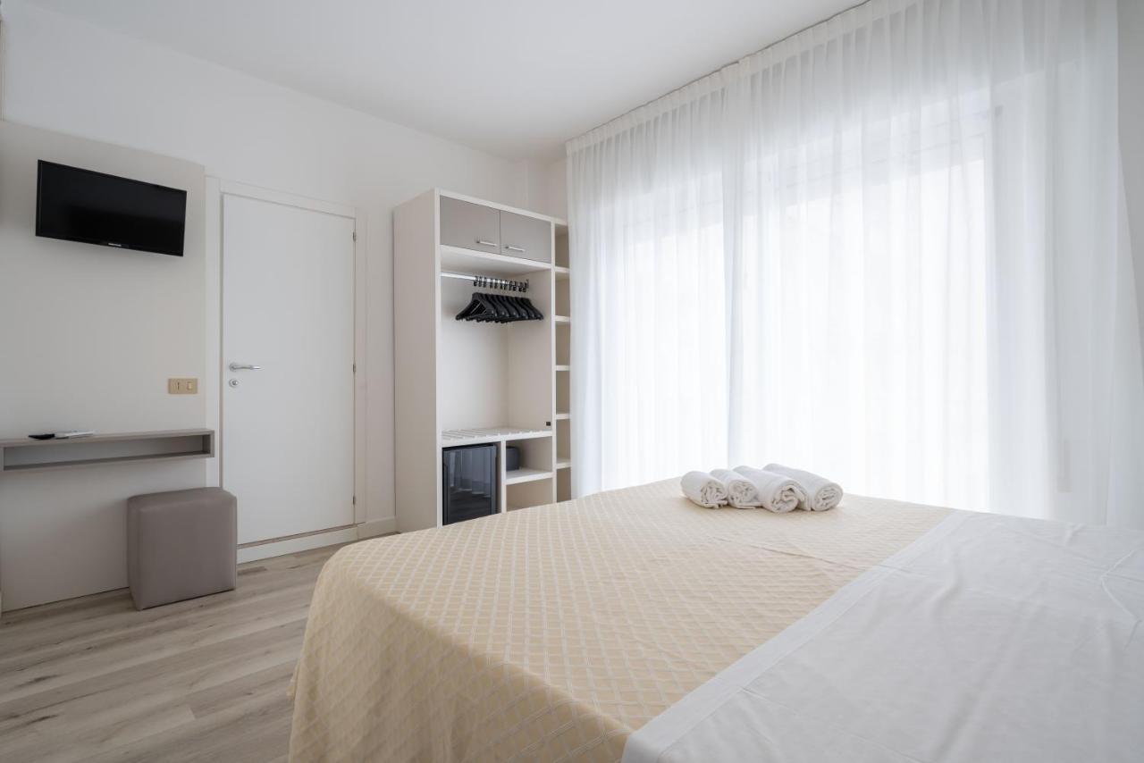 לידו די ג'סולו Hotel Boston 3 Stelle Superior Frontemare מראה חיצוני תמונה