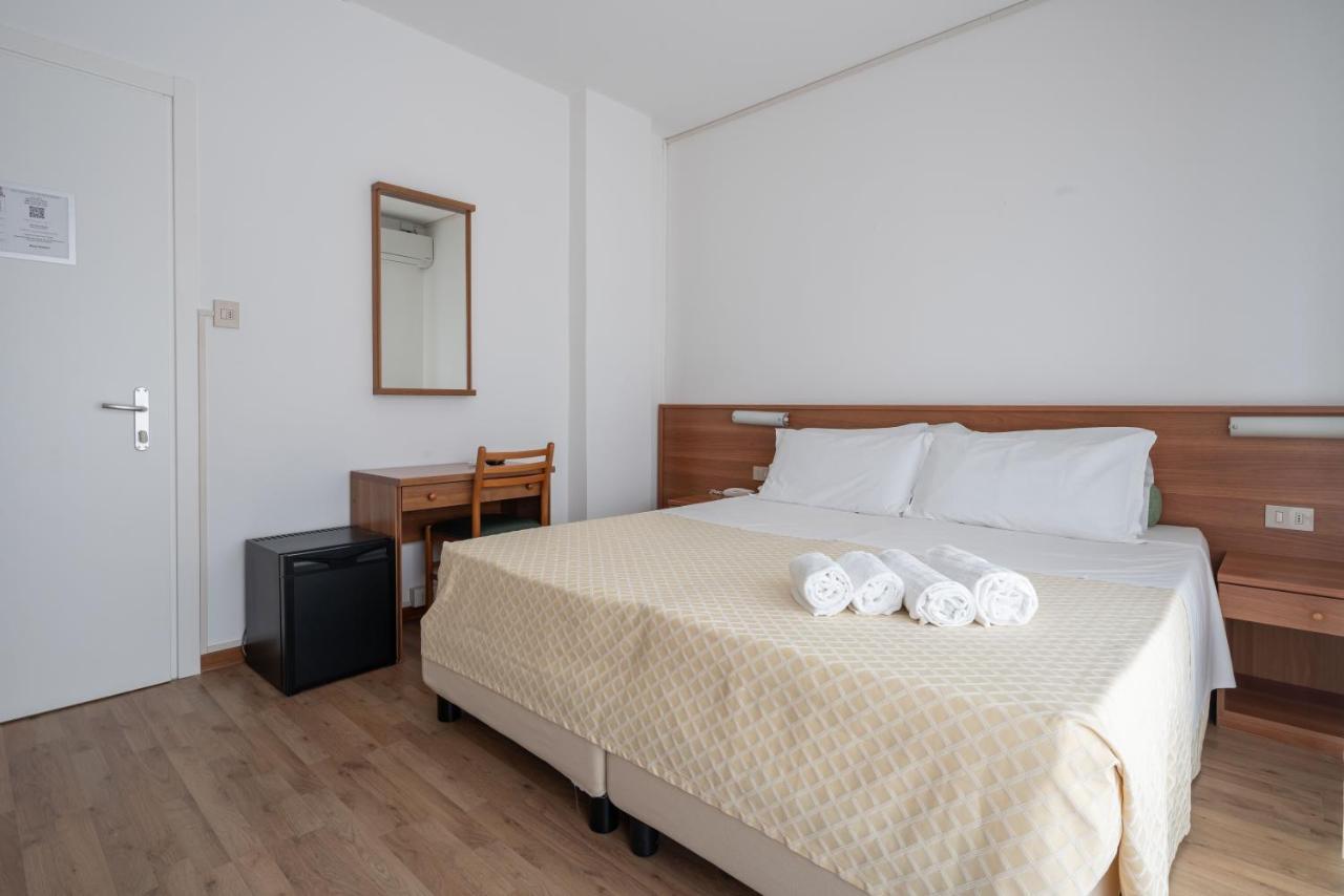 לידו די ג'סולו Hotel Boston 3 Stelle Superior Frontemare מראה חיצוני תמונה