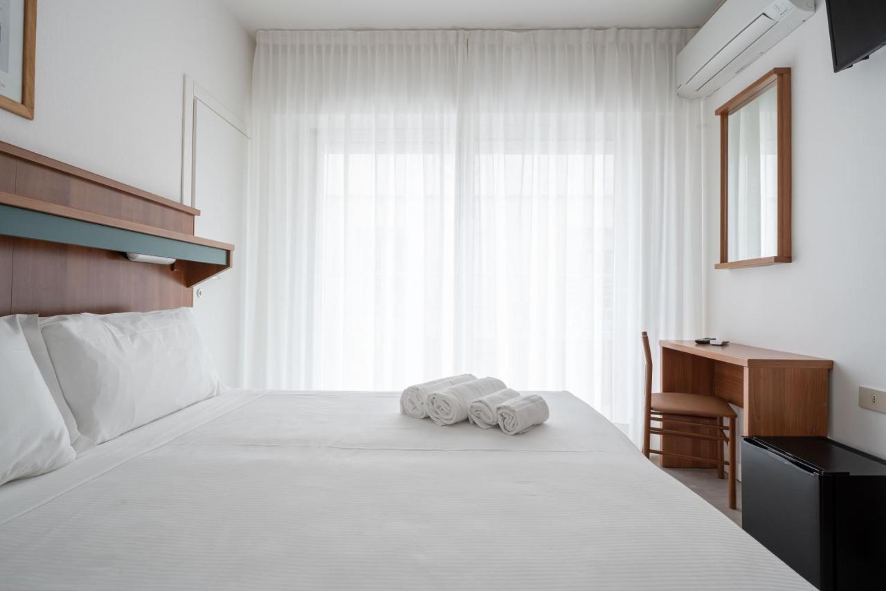 לידו די ג'סולו Hotel Boston 3 Stelle Superior Frontemare מראה חיצוני תמונה