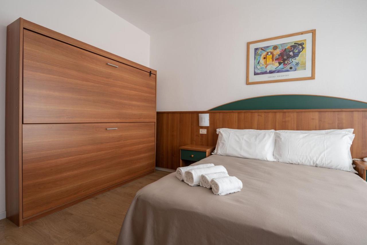 לידו די ג'סולו Hotel Boston 3 Stelle Superior Frontemare מראה חיצוני תמונה