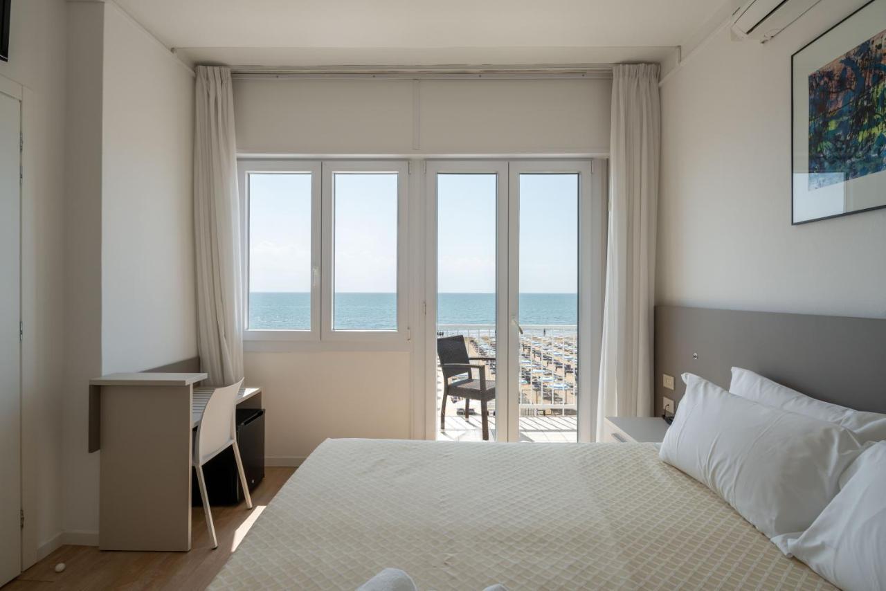 לידו די ג'סולו Hotel Boston 3 Stelle Superior Frontemare מראה חיצוני תמונה